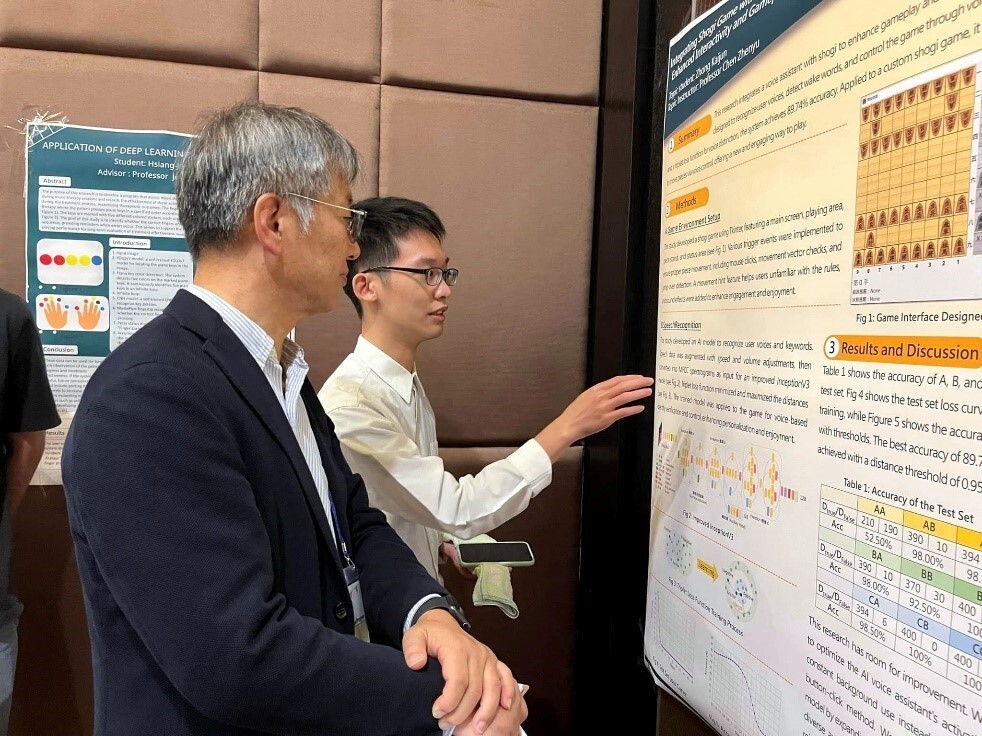 學生以全英文說明專題研究成果之一