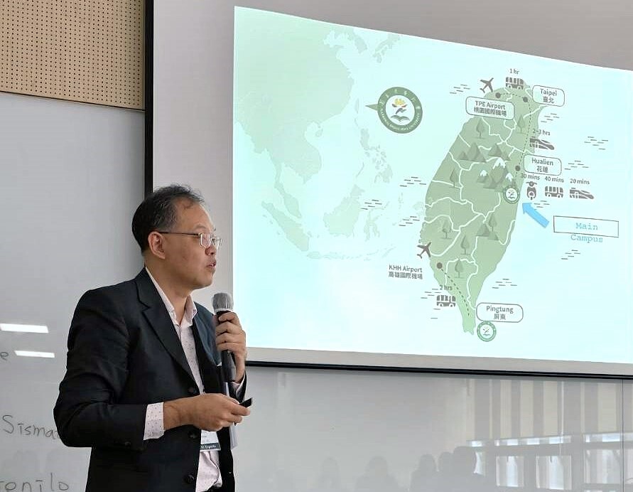 李俊鴻永續長就東華大學永續創新表現,為各國代表進行演說