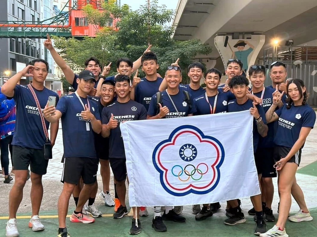 侯鴻章教練(中間)與選手合影