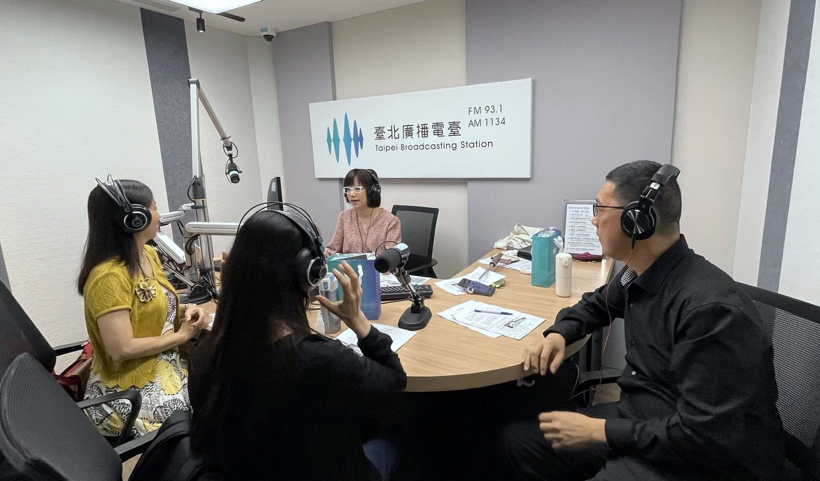 劉馬利老師在電台的工作照