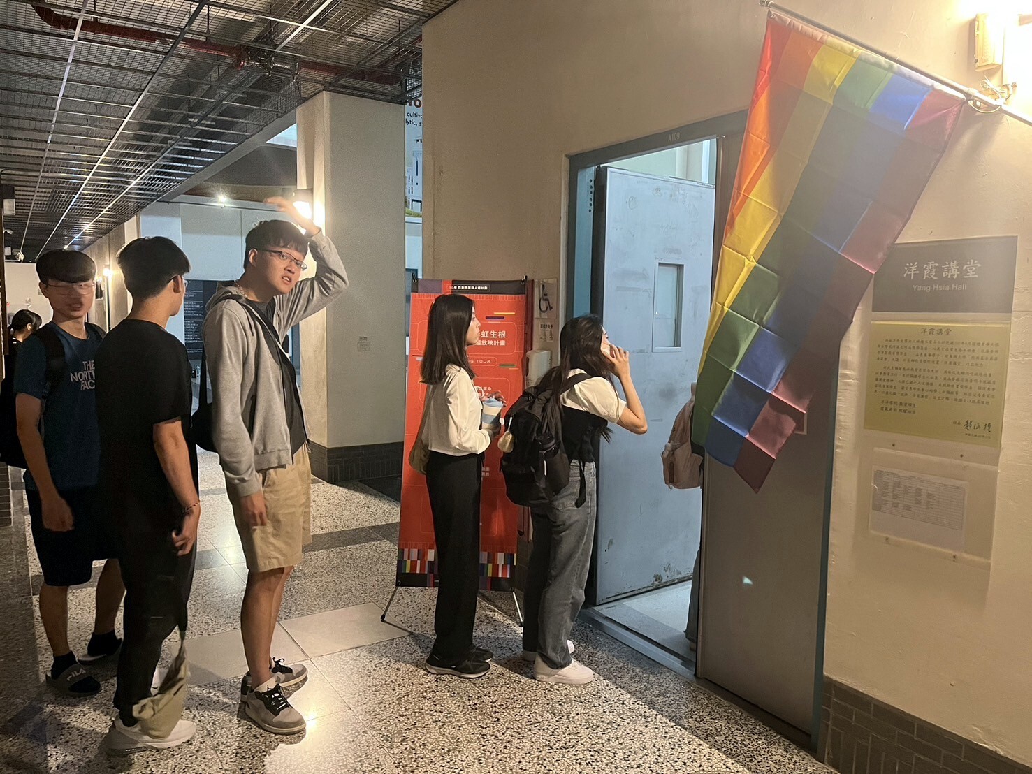 參與者陸續簽到排隊過程