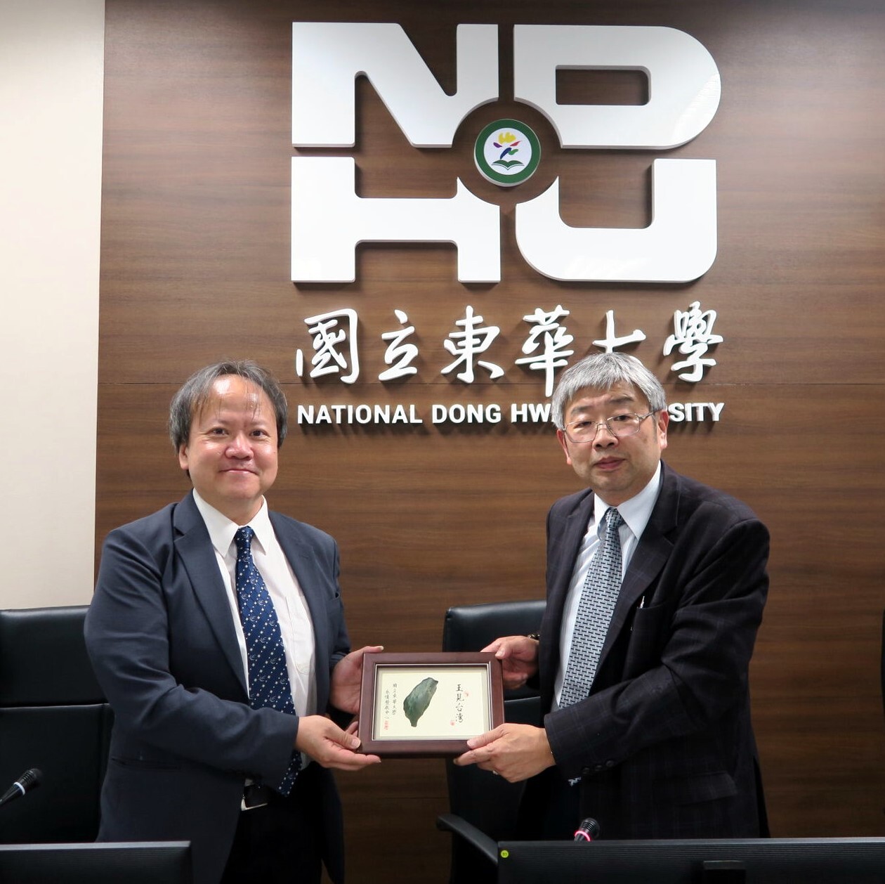 東華大學張文彥副校長致贈紀念品予臺北大學副校長池祥麟教授