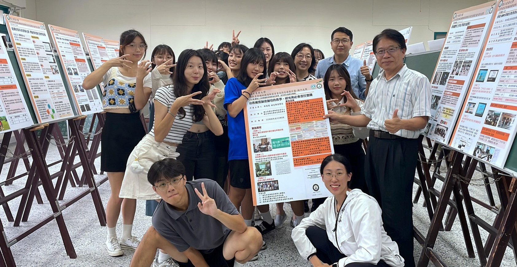 113年度精進特色USR計畫期末成果海報展-師生參觀合照