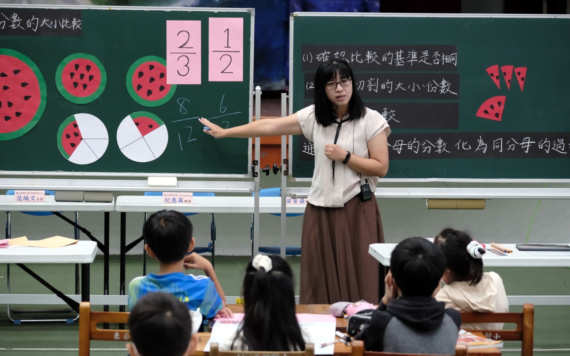 李昕潔老師進行五年級數學分數教學