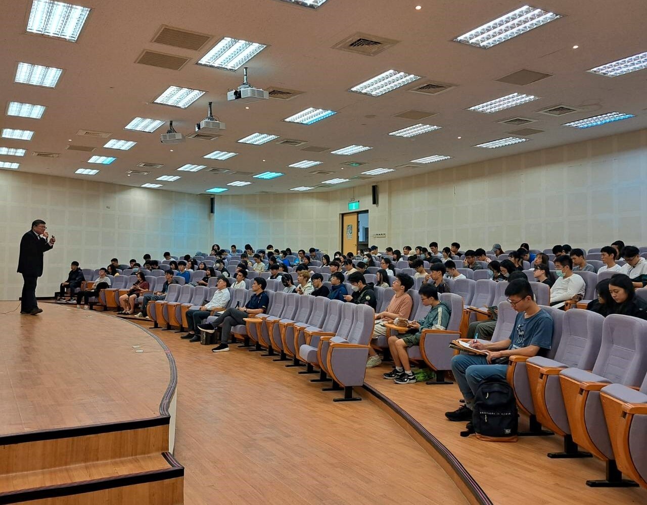 翁文斌專門委員為東華學生精闢解說國家考試