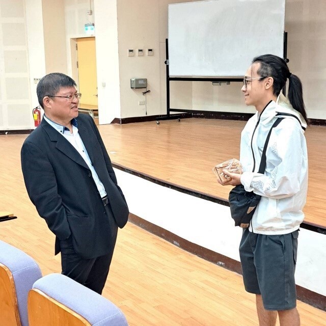 學生課後諮詢國考事宜