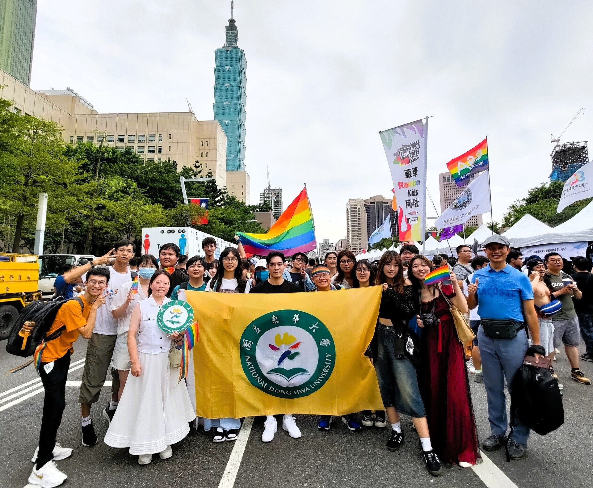 遊行於台北市政府前廣場合照