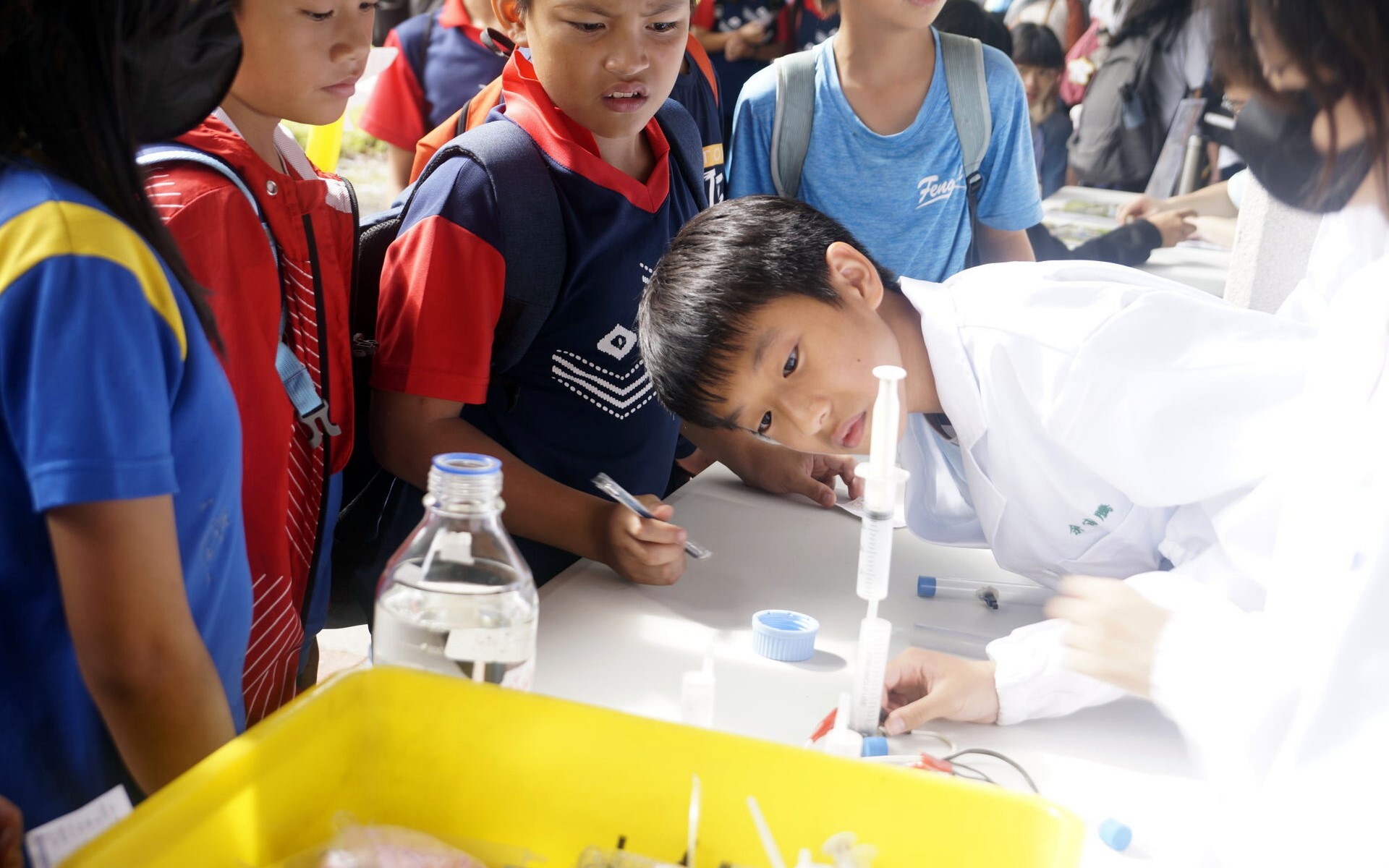 利用直流電導入水中產生化學反應的「氫氧槍」