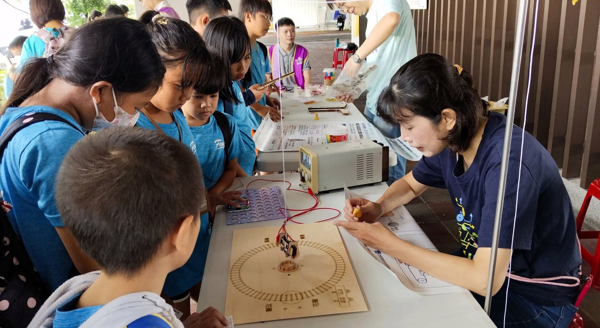 利用科學原理,讓金屬球可以連續在軌道上多次繞行的「同步火車 Cyclotron train」
