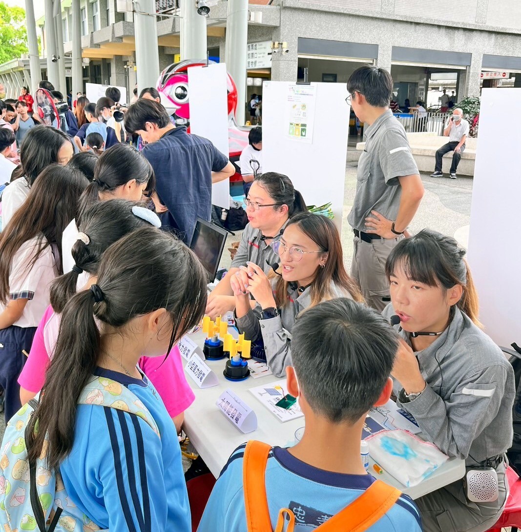 講師向學生們解說實驗操作與科學知識