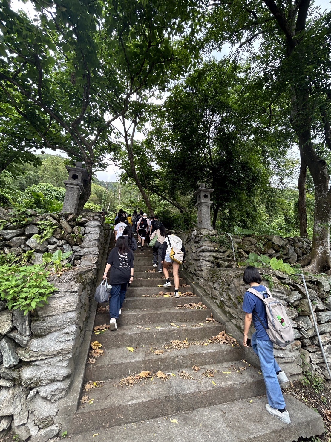 新舊混合的石燈籠座