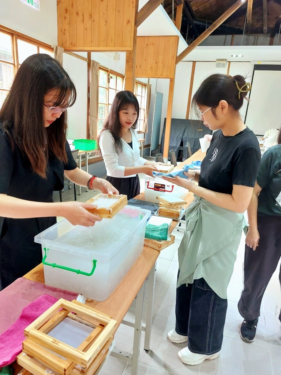 學生親自操作手抄紙製作
