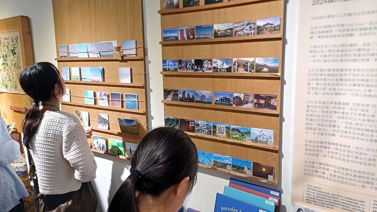 Pahanhan的牆上展示著山川里海歷年的作品