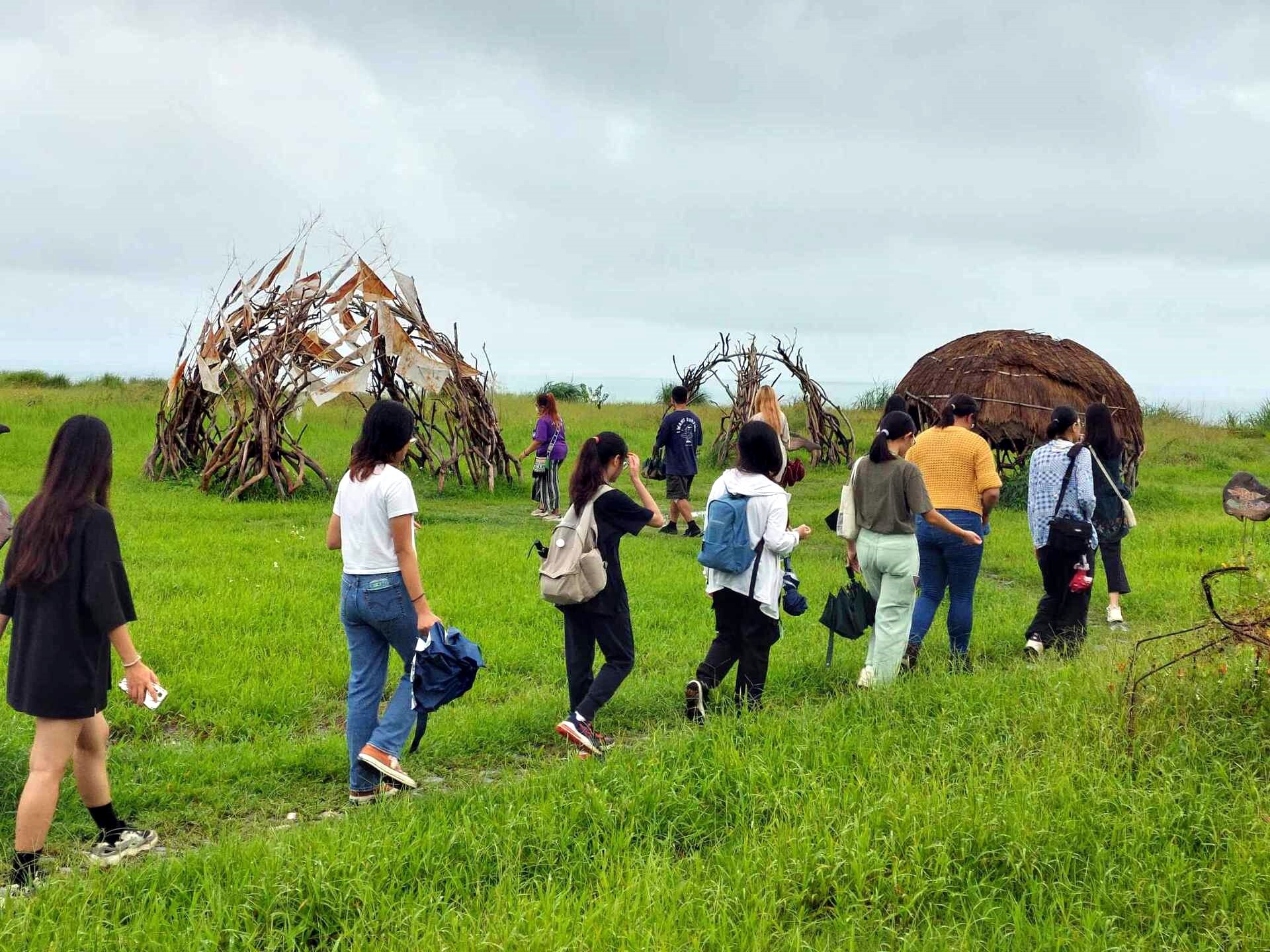 同學們聚精會神地聆聽導覽人員詳細的解說與引導-3
