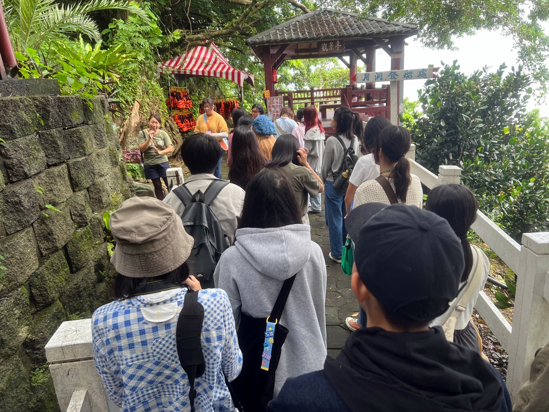 同學們聚精會神地聆聽導覽人員詳細的解說與引導-4