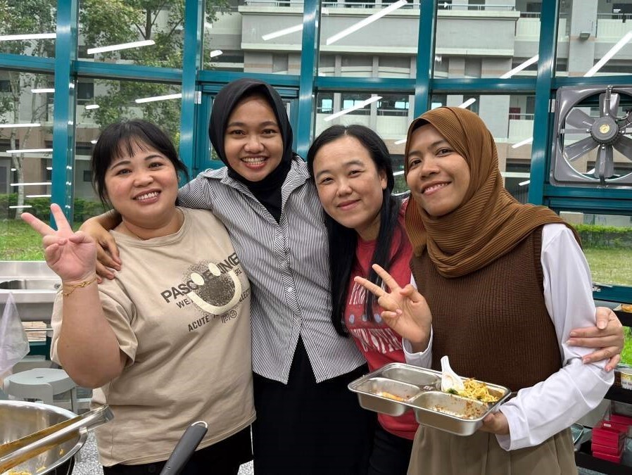A group photo of immigrant communities and international students