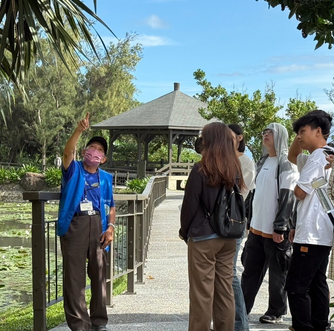 李超運解說老師介紹東管處花蓮遊客中心園區步道及景觀植栽設施