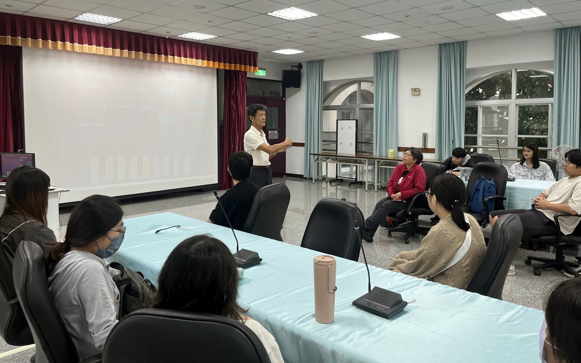 師生於會議室聆聽曾富良科長簡報