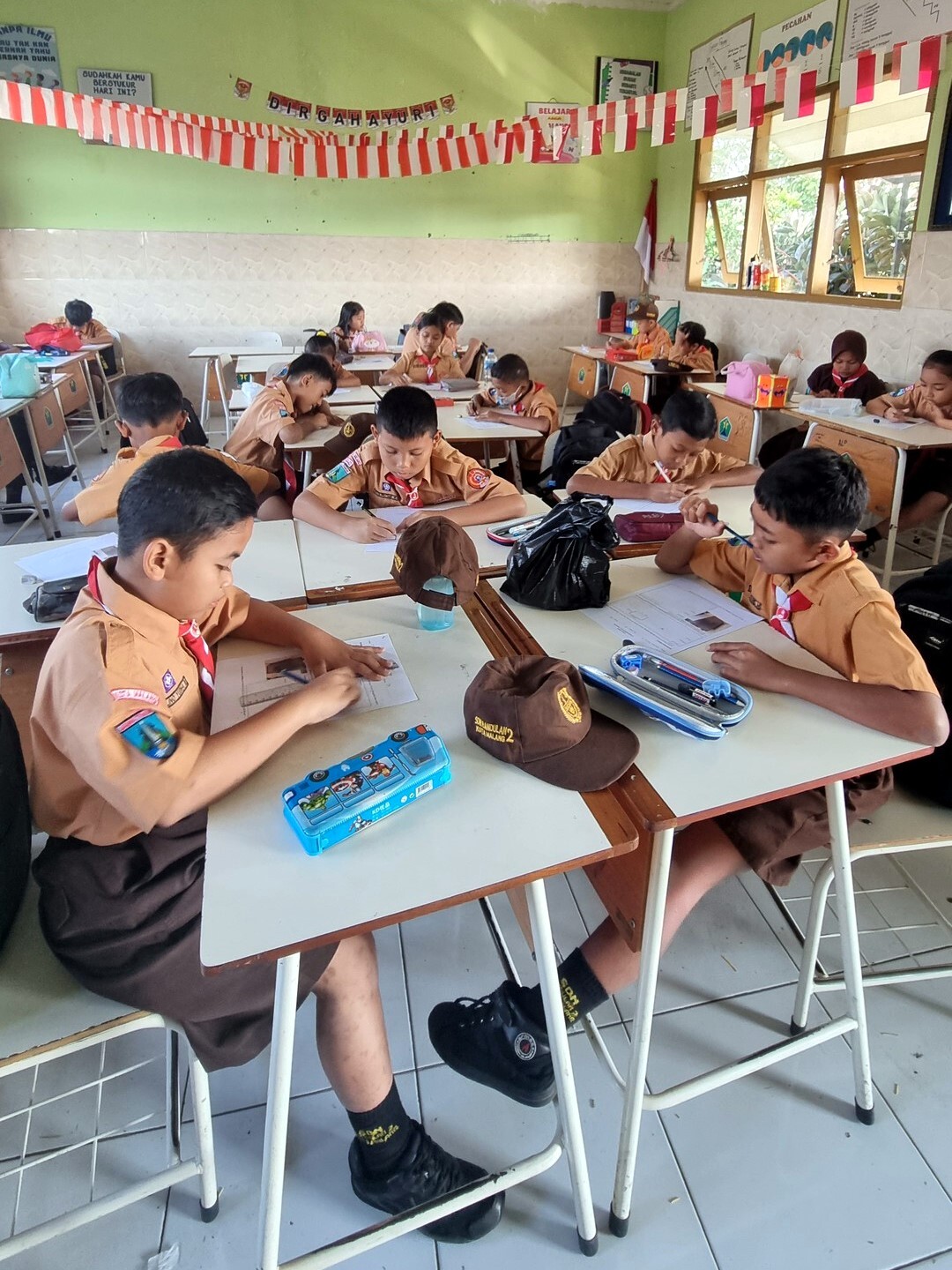 Researchers instruct students on using generative AI and the Geo-QG system to design highly customized math word problems