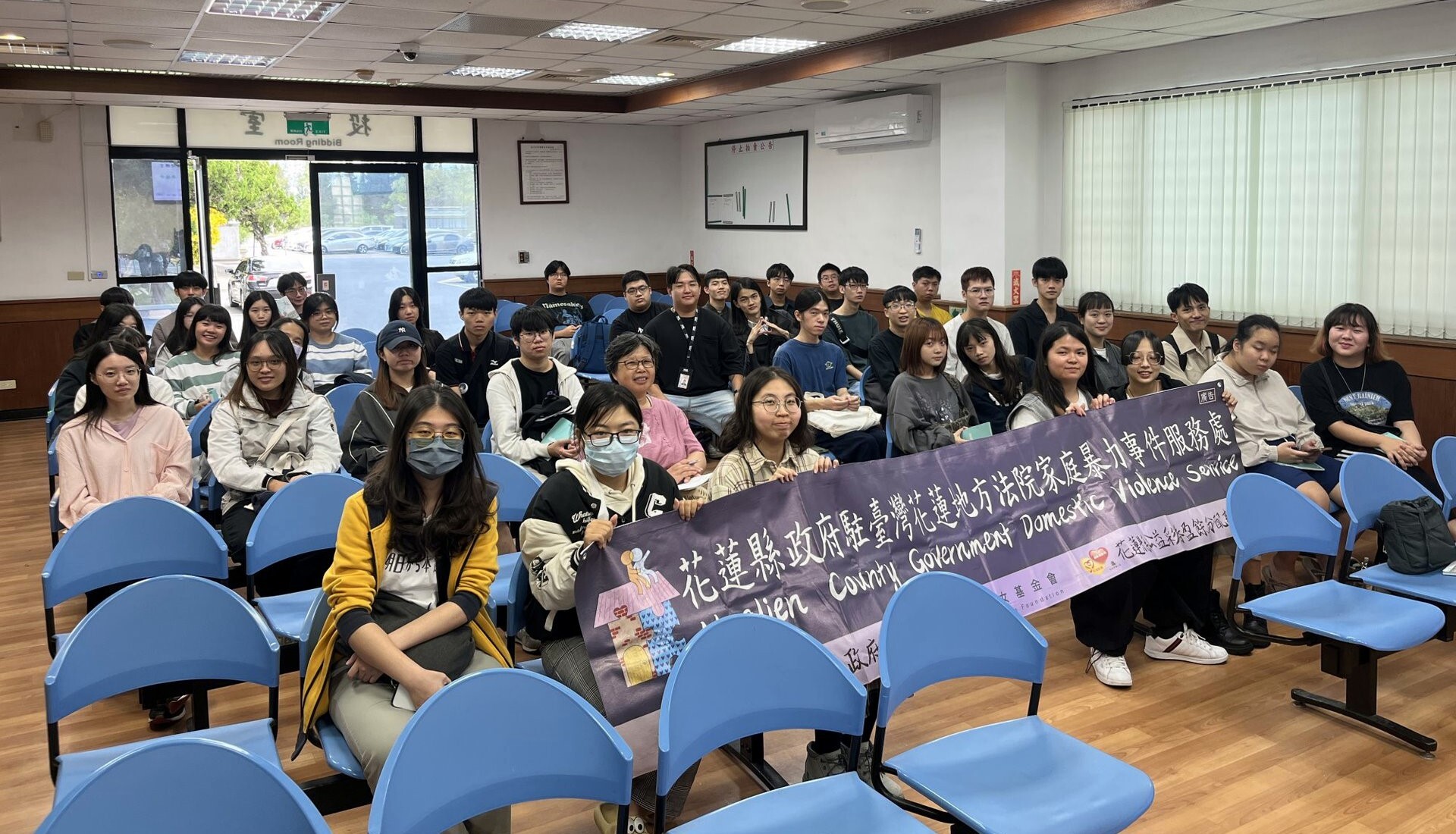 師生與花蓮縣政府駐臺灣花蓮地方法院家庭暴力事件服務處社工大合照