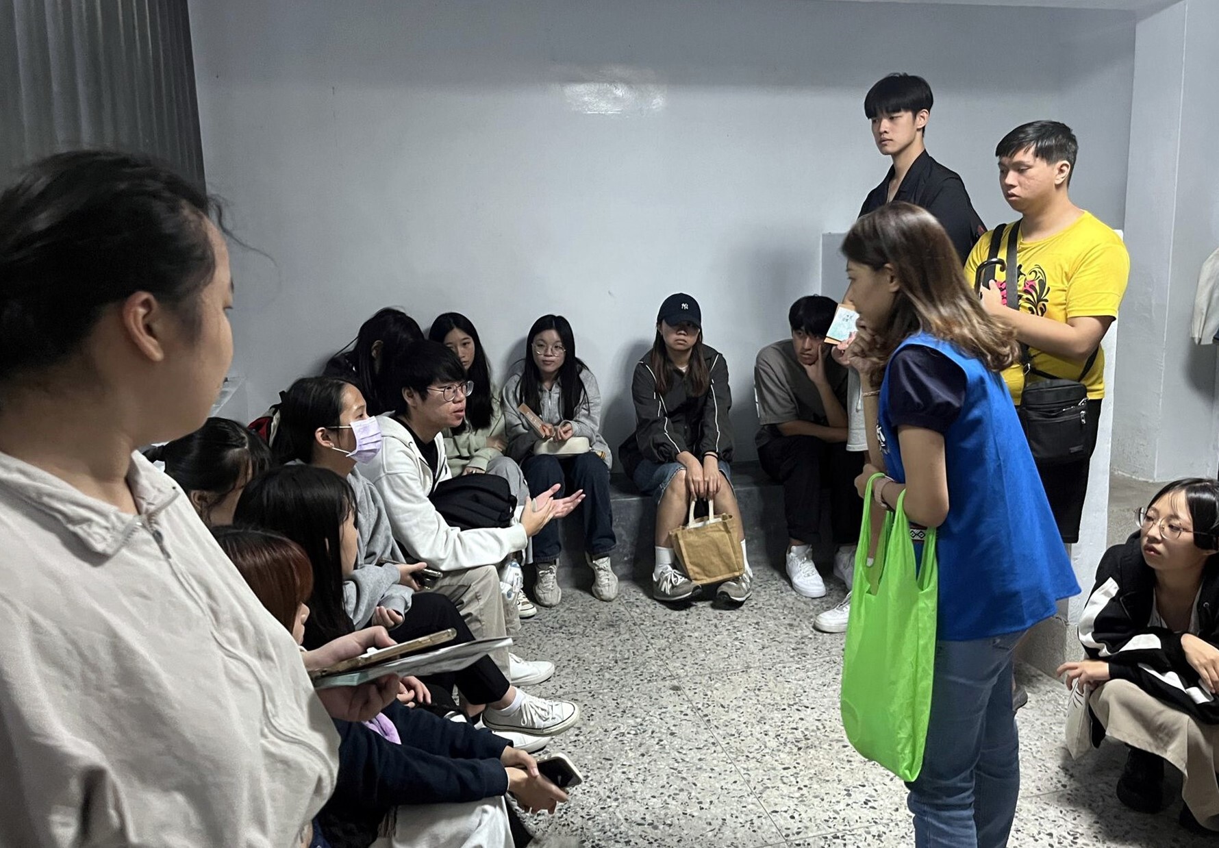學生於羈押室向王馨瑩科長提問