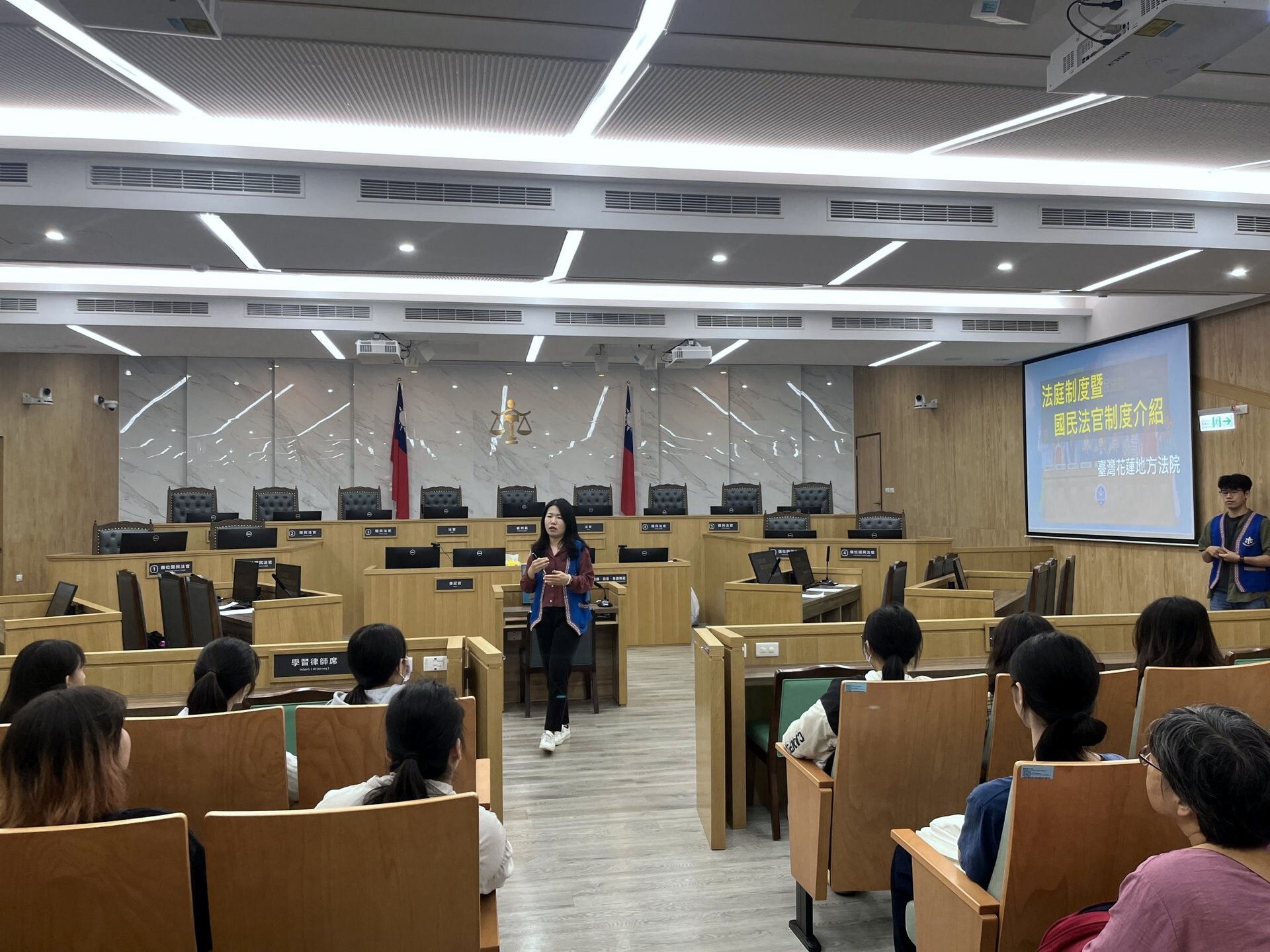 於國民法官法庭聆聽法官助理李思蓉說明國民法庭制度
