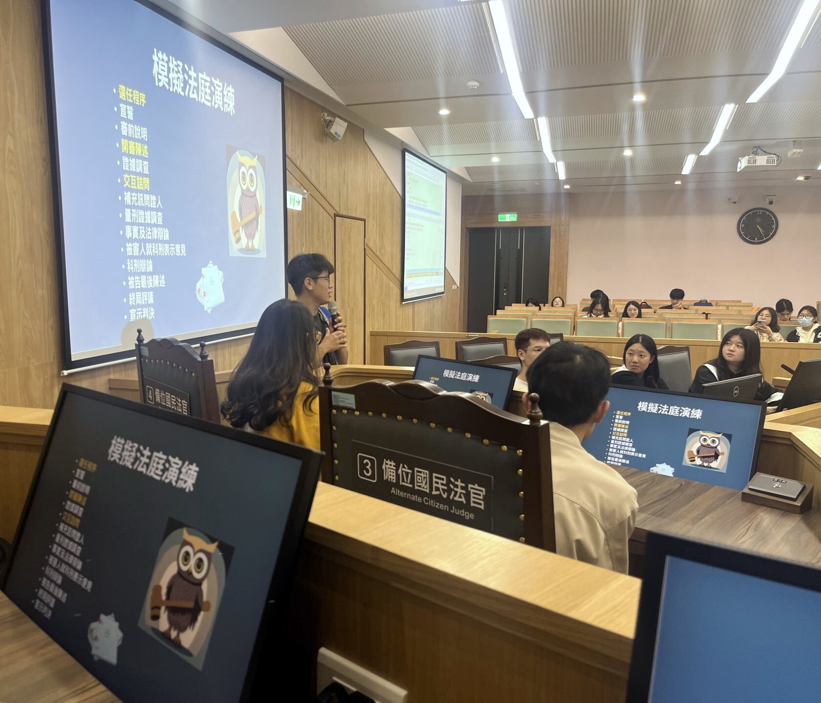 執達員李維佳邀請參與模擬法庭的師生分享一下坐到法庭上的感受