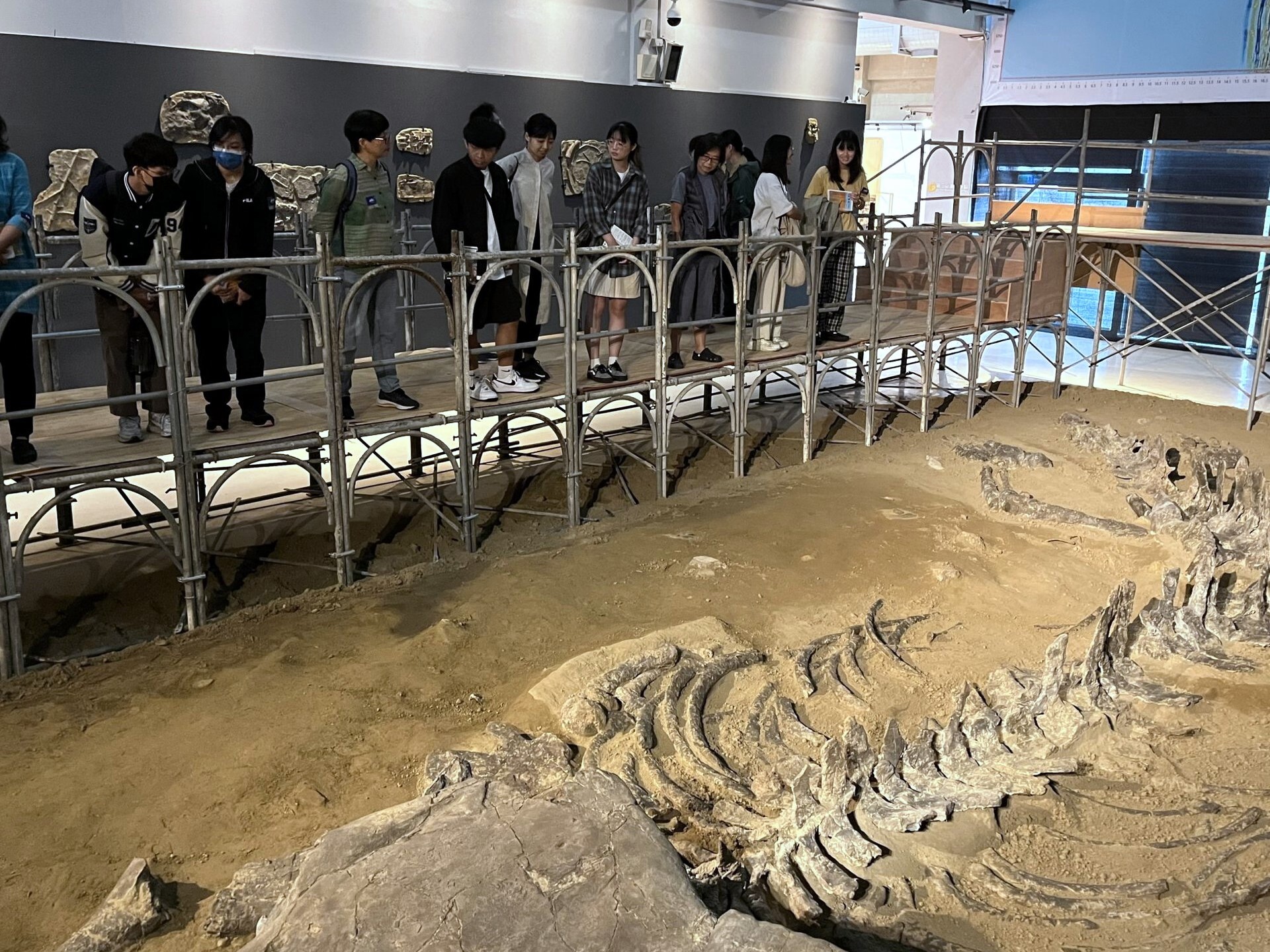 參訪學生觀看《地震博物館創作》