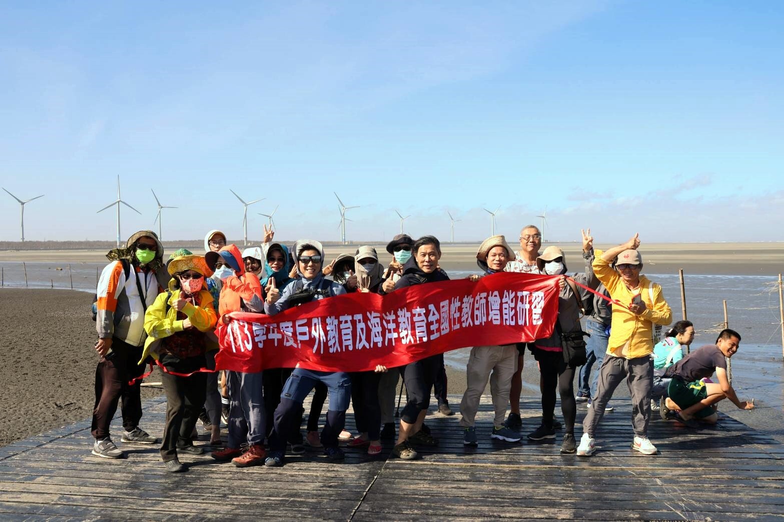 高美溼地觀察當地生態試圖融入於未來教學
