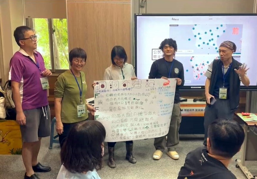 分享彼此發現了什麼還有感受,試著以師長和學生的角度進行分享