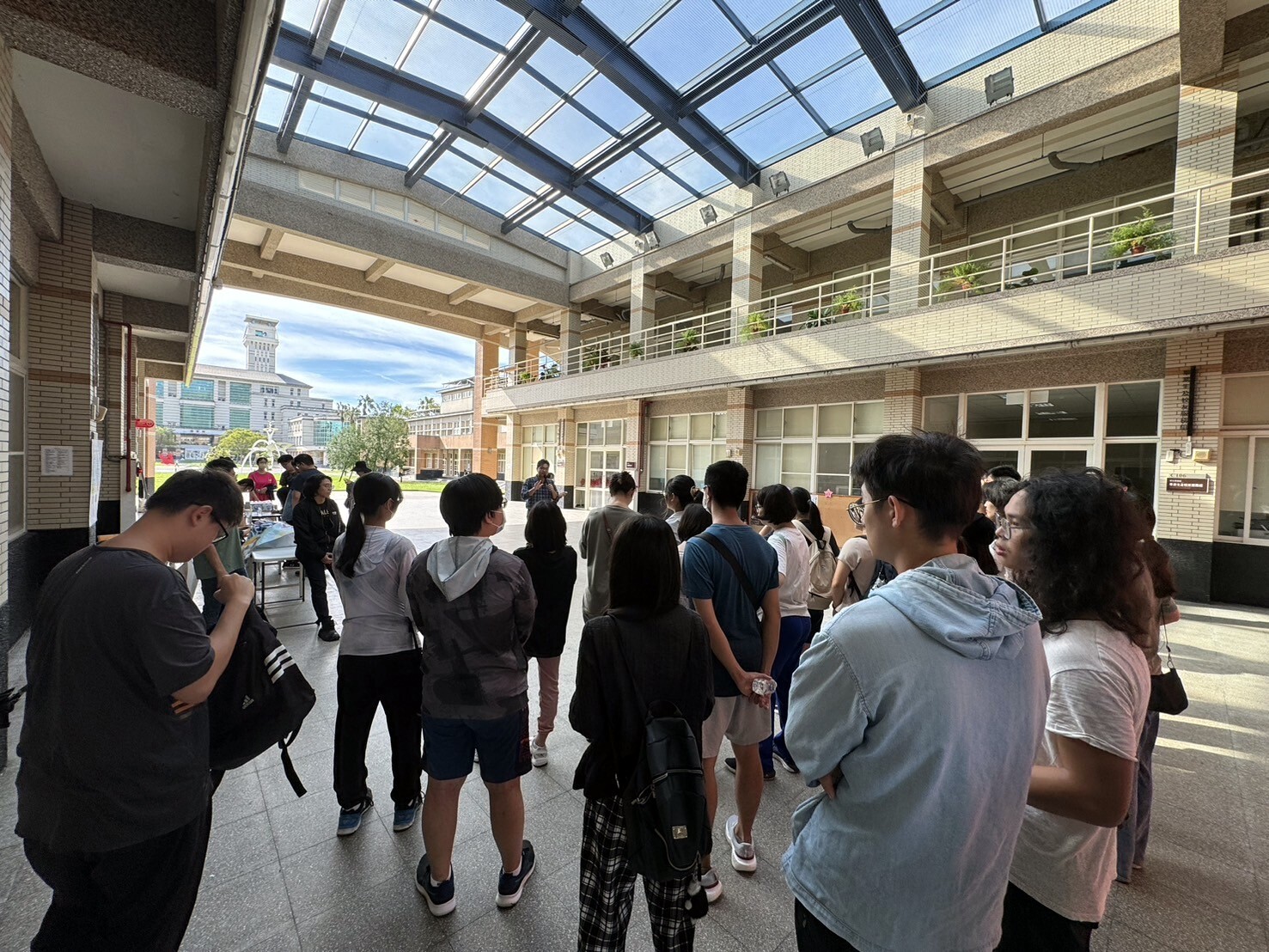 學務處校園健走活動準備出發