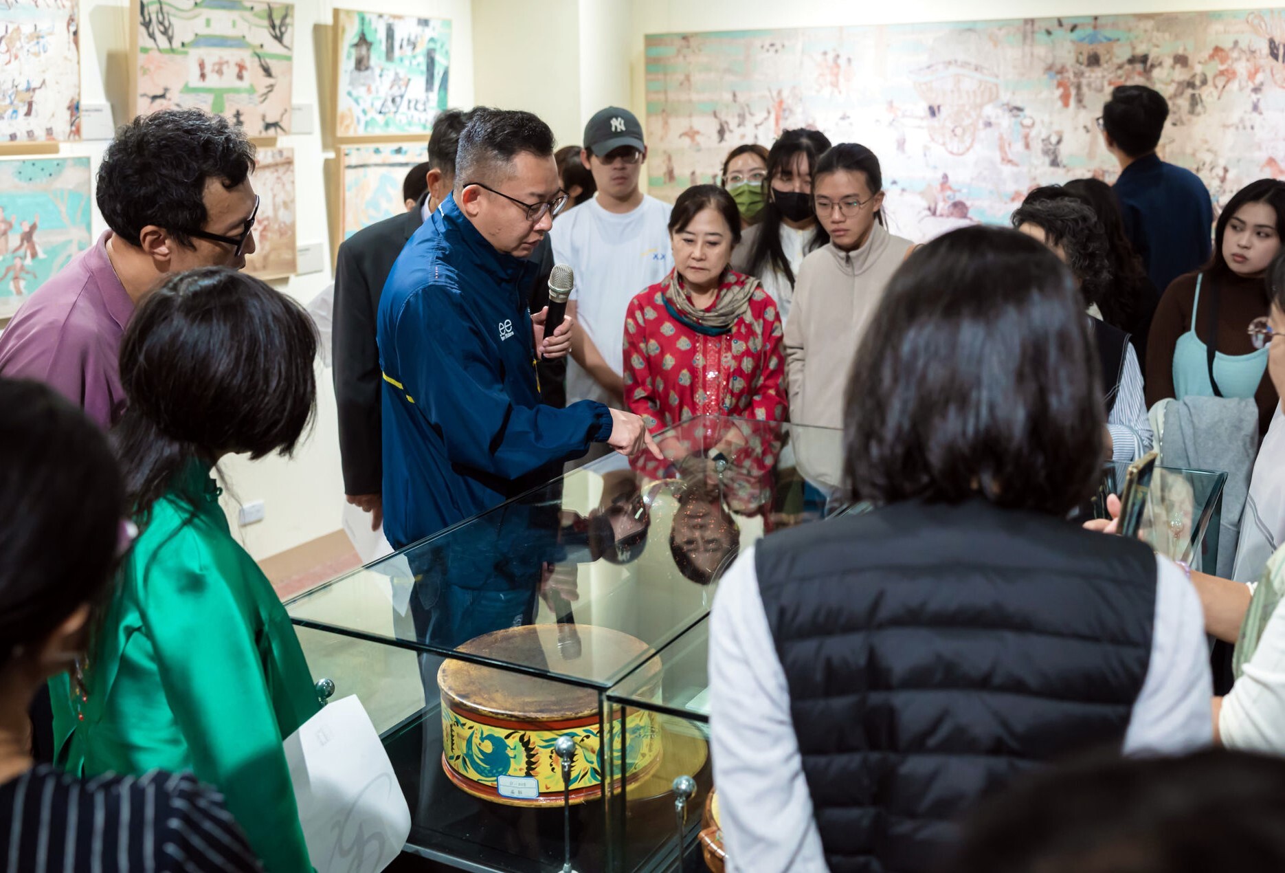 敦煌研究院學者進行展場導覽,吸引民眾踴躍到場參觀