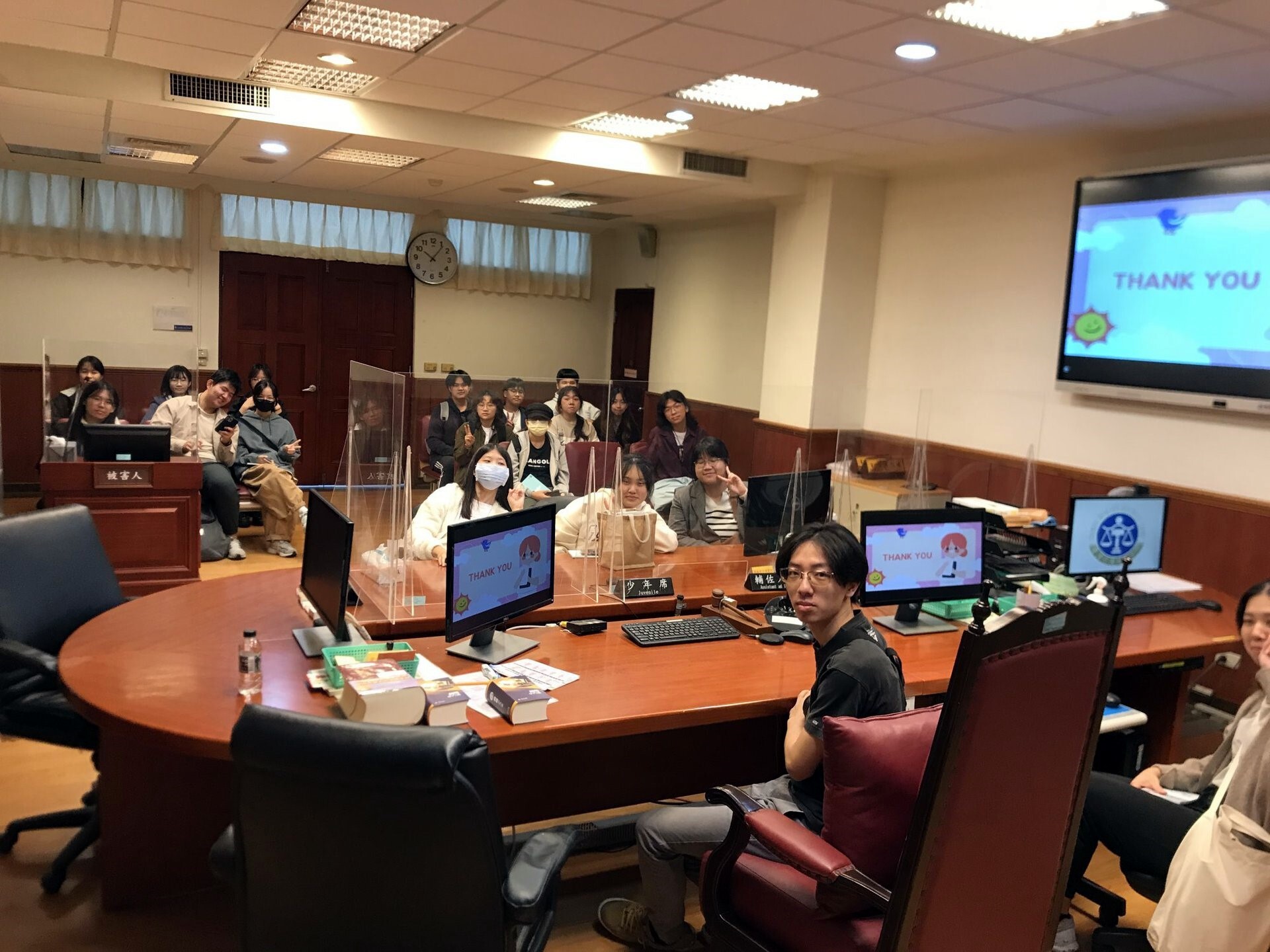 少年法庭座席設計是法官與少年等相關人等圍成一圈,平起平坐,營造溫馨的氣氛