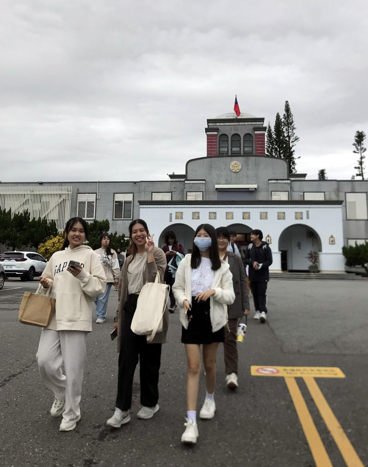 學生滿心歡喜地離開地方法院,要搭車前往國民法官法庭