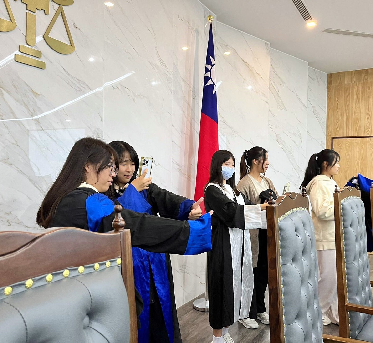 機會難得,學生開心地穿著法袍自拍