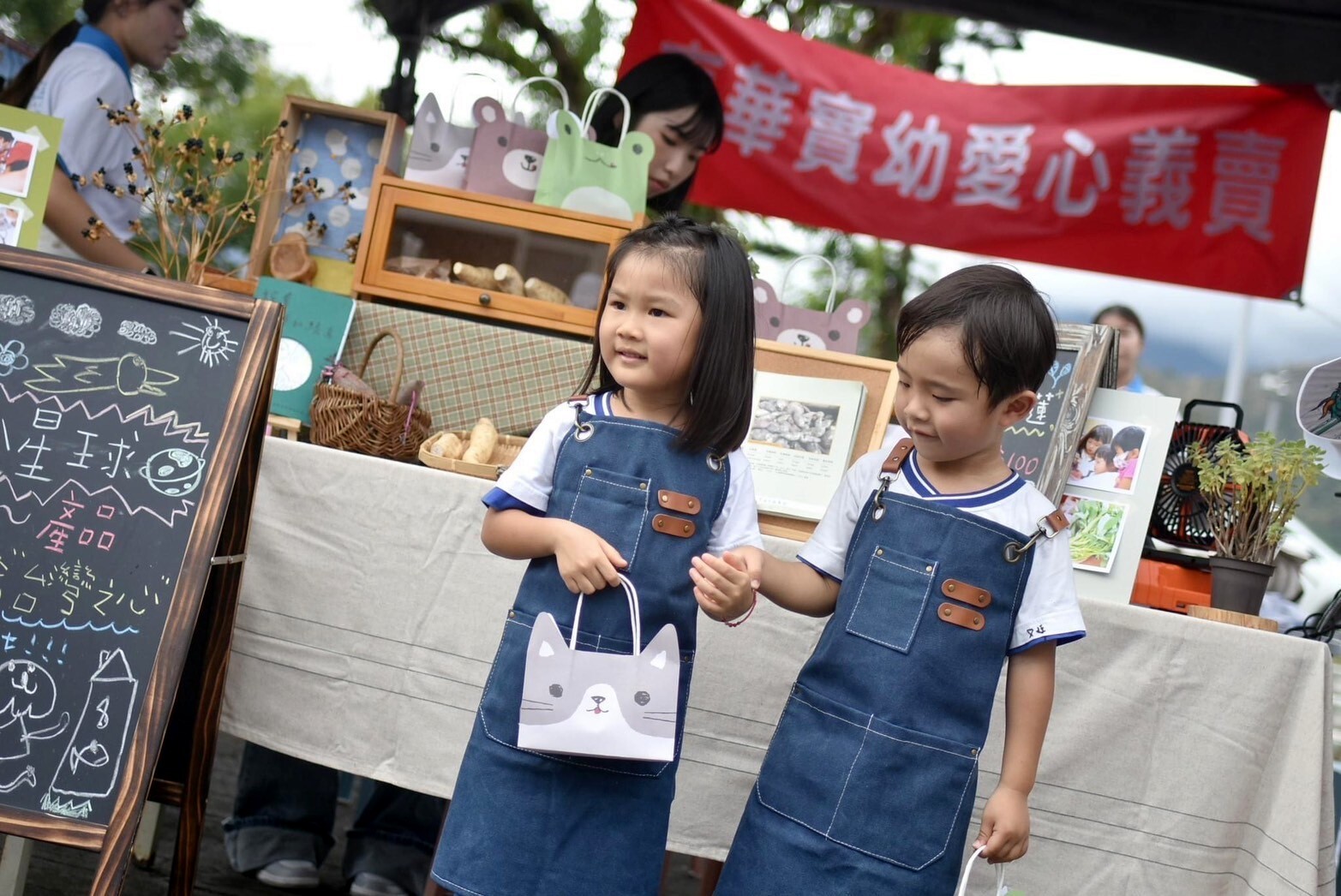 小小孩要將愛心傳遞給毛小孩