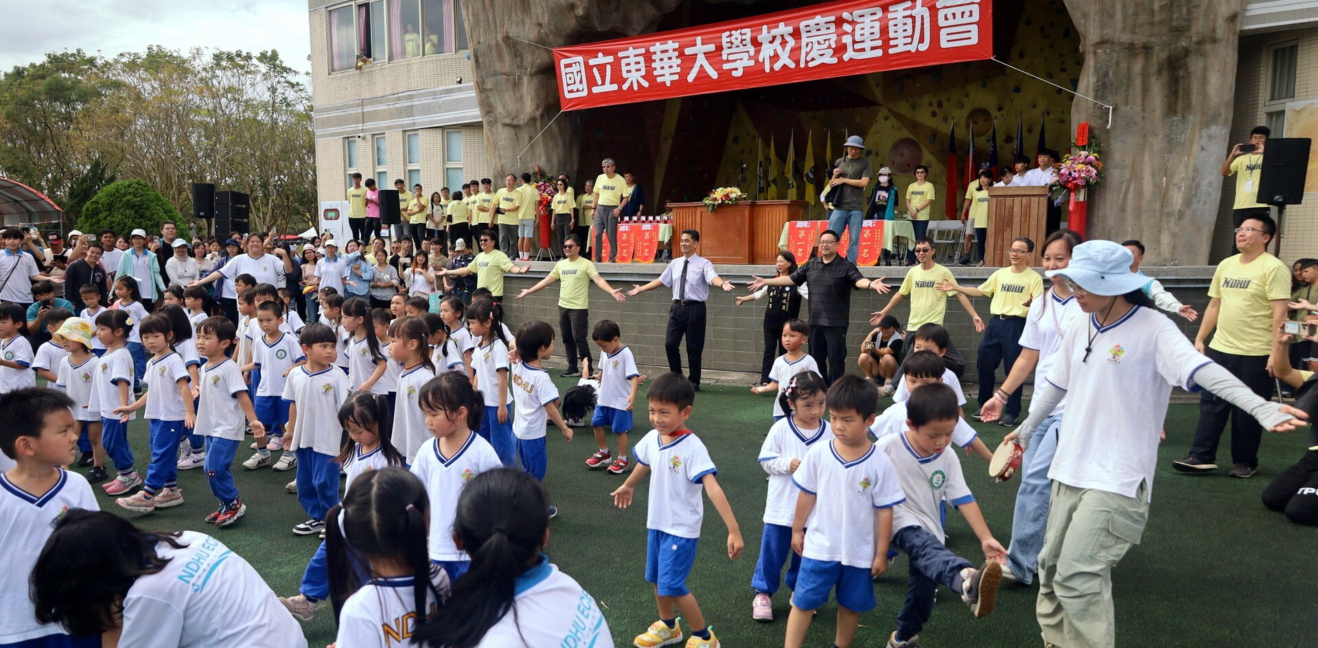 校長與東華附幼小朋友一同跳舞