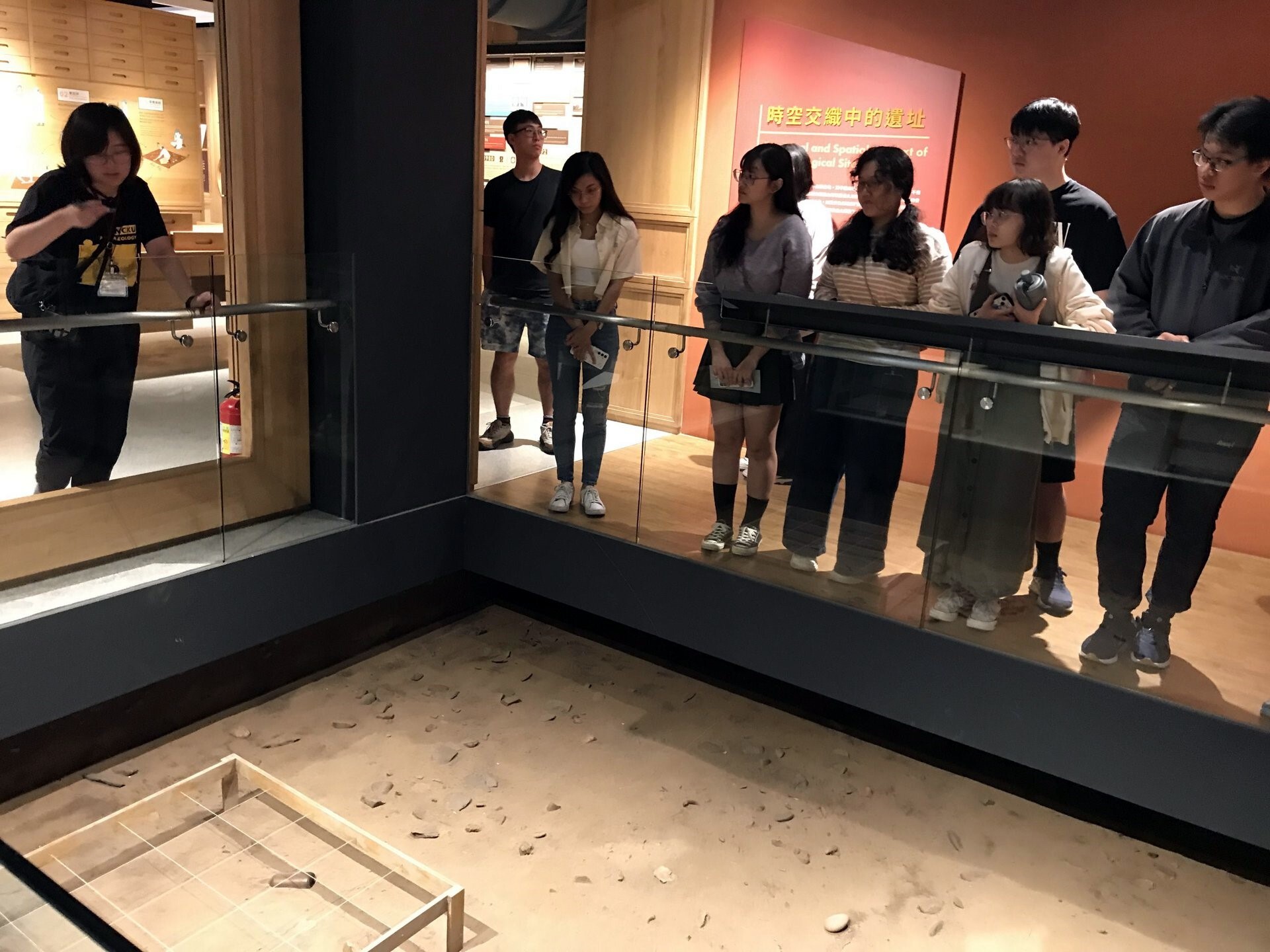 博物館員導覽館內複製的花崗山遺址出土情況
