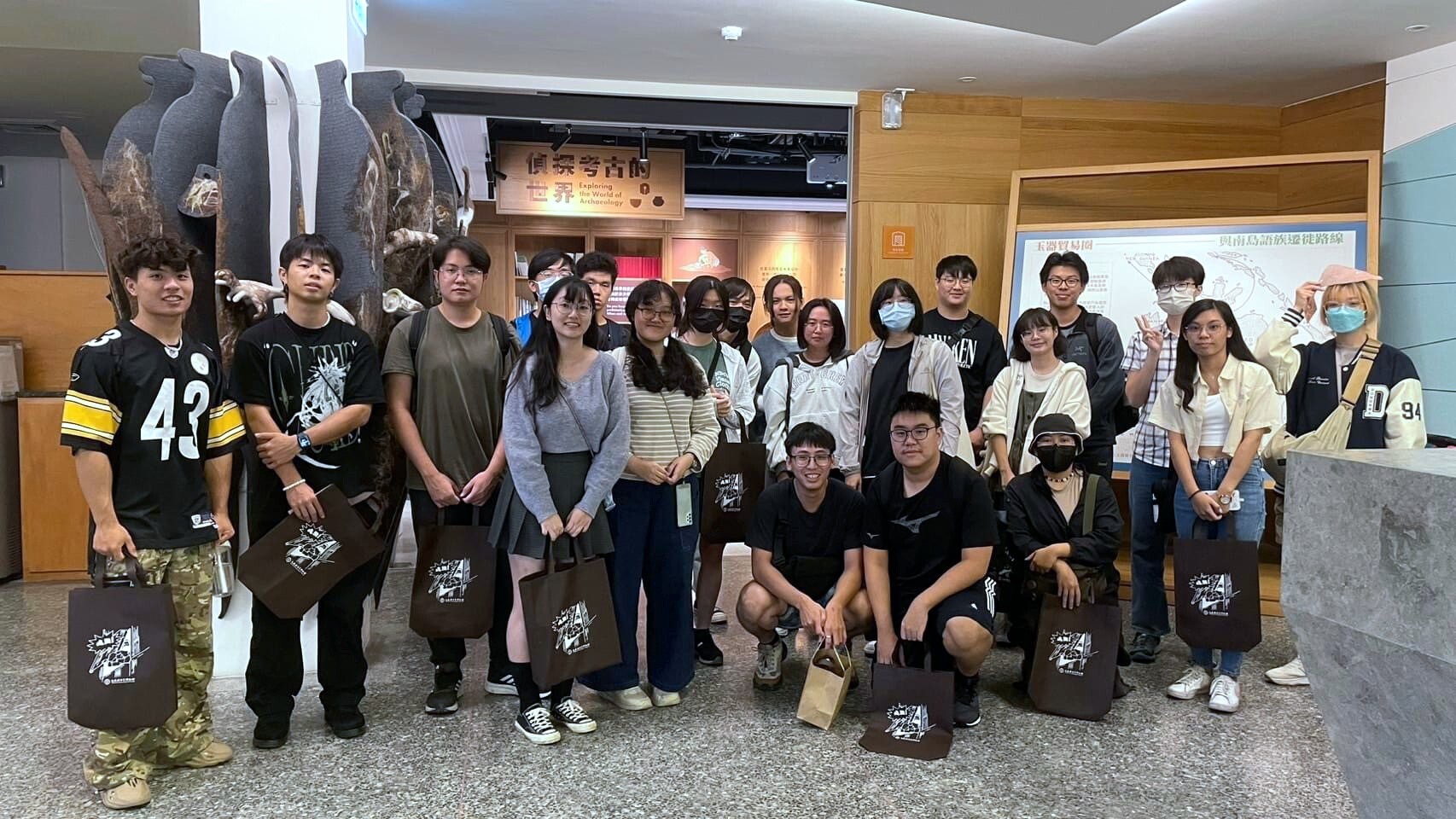 同學們手上拿著博物館準備的「塊陶」環保袋