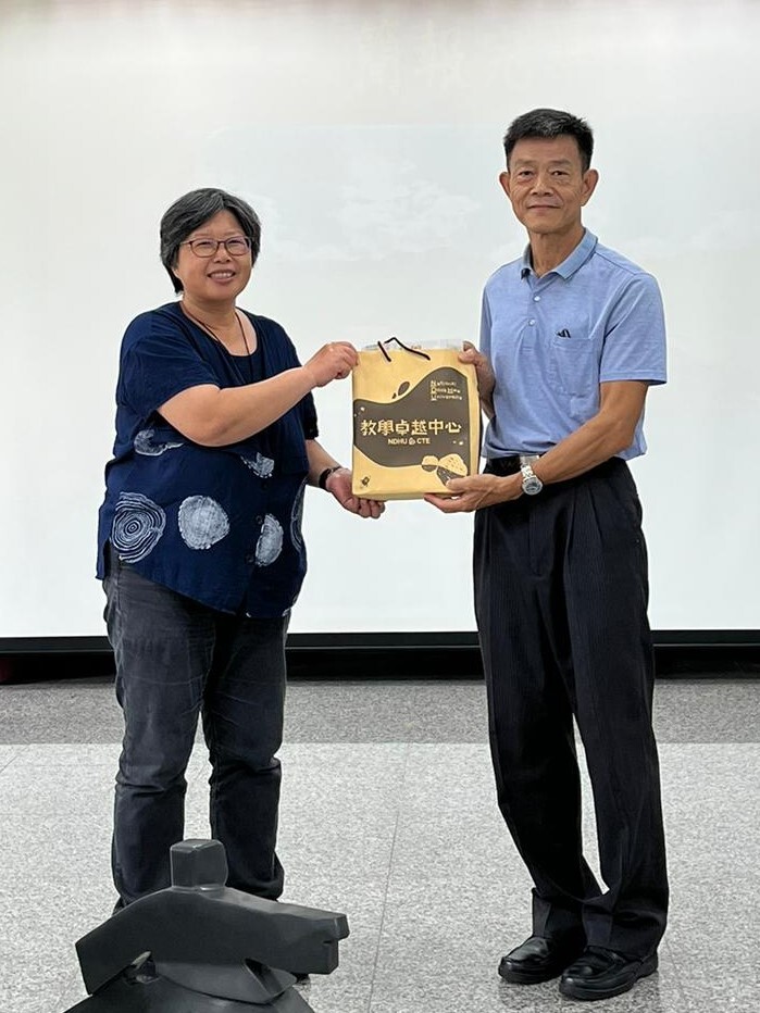 曾富良科長(右)代表接受課程對外役監的謝意