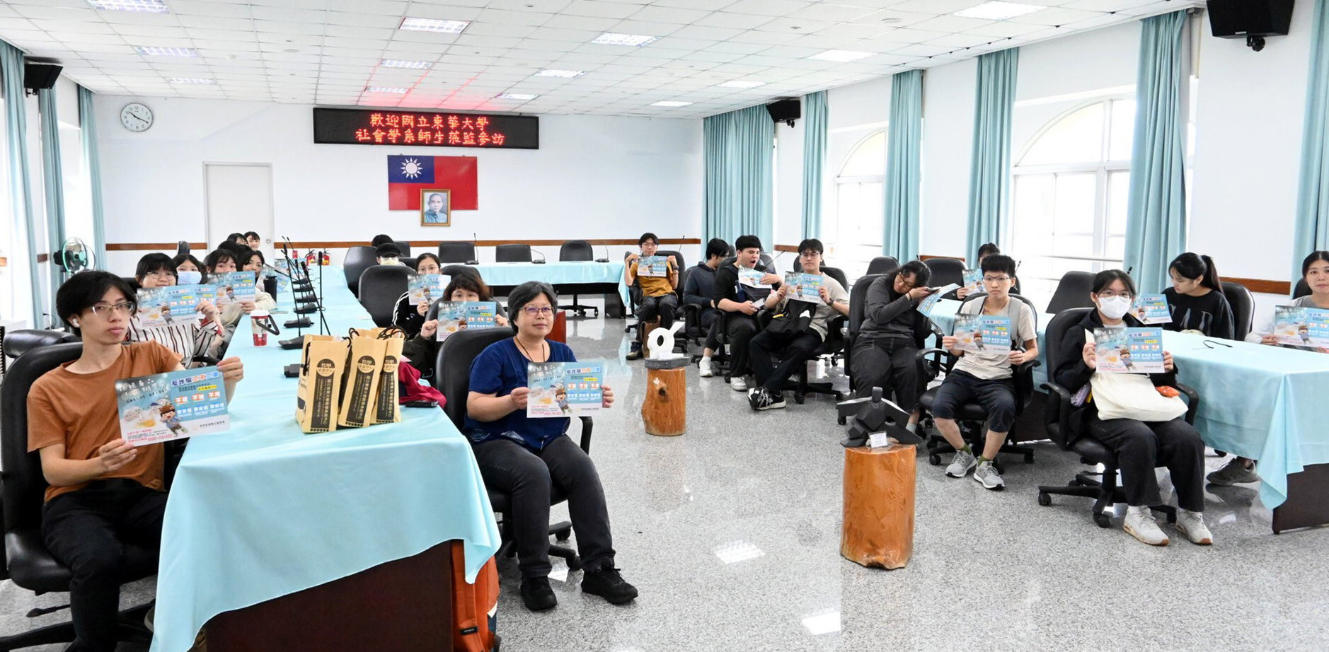 曾科長簡報後補充說明防詐騙的重要,師生舉防詐DM大合照