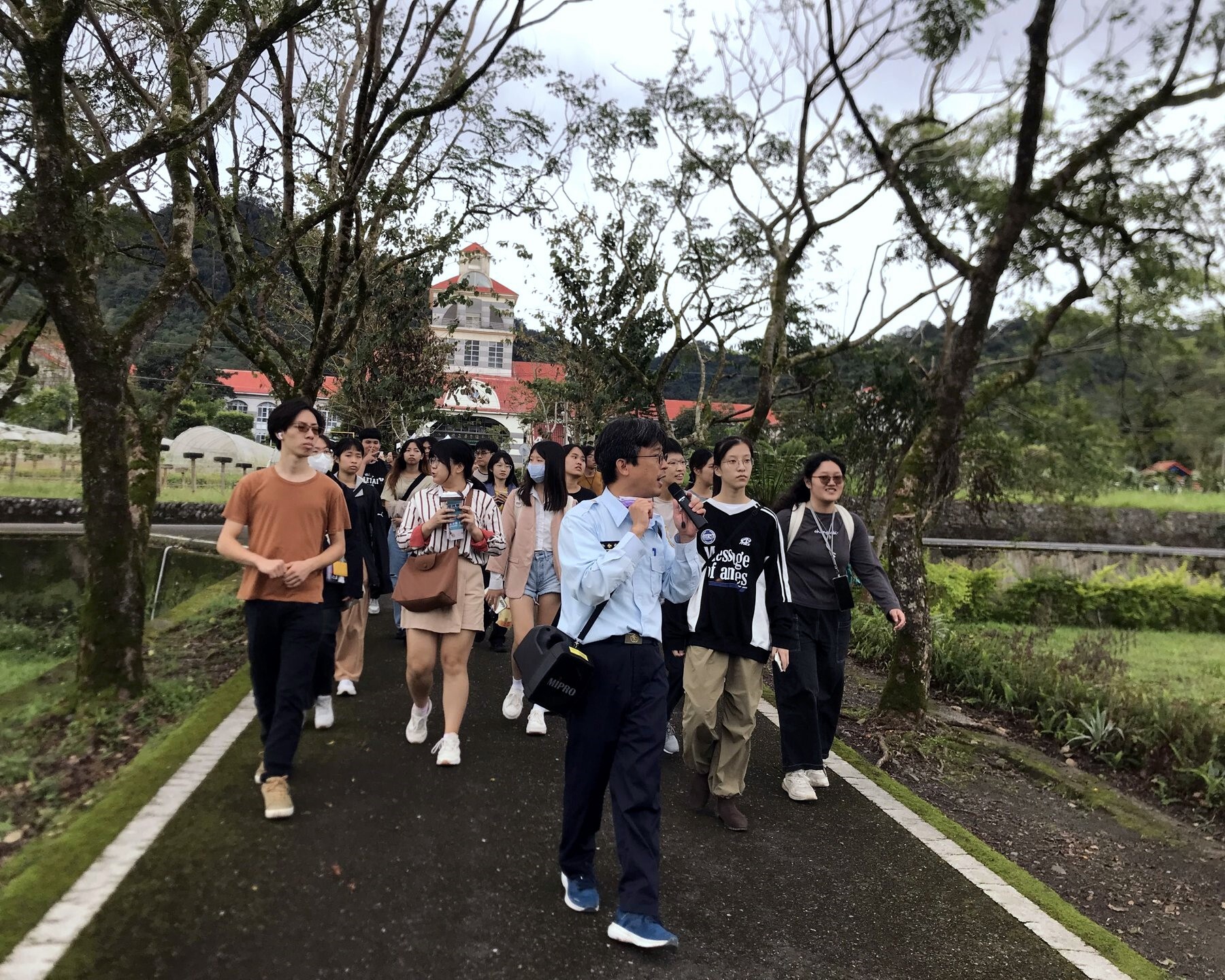 蕭仲廷管理員帶領師生踏查園區