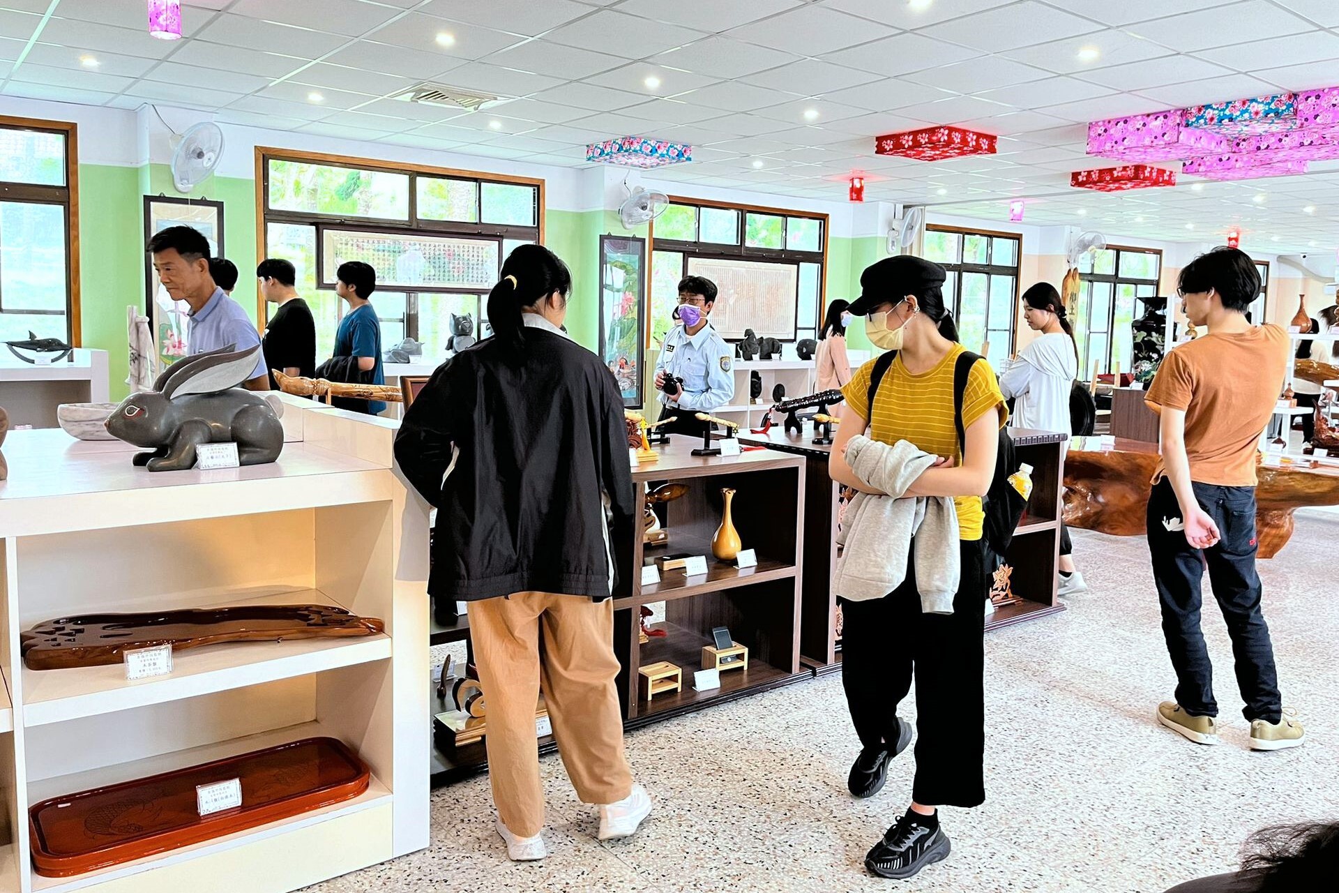 曾科長及蕭管理員帶師生至展售區各式木雕及石雕職訓作品,琳瑯滿目