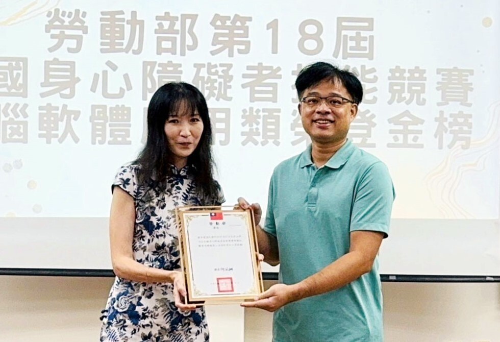 洄瀾學院朱院長頒給李建穎助理榮譽狀