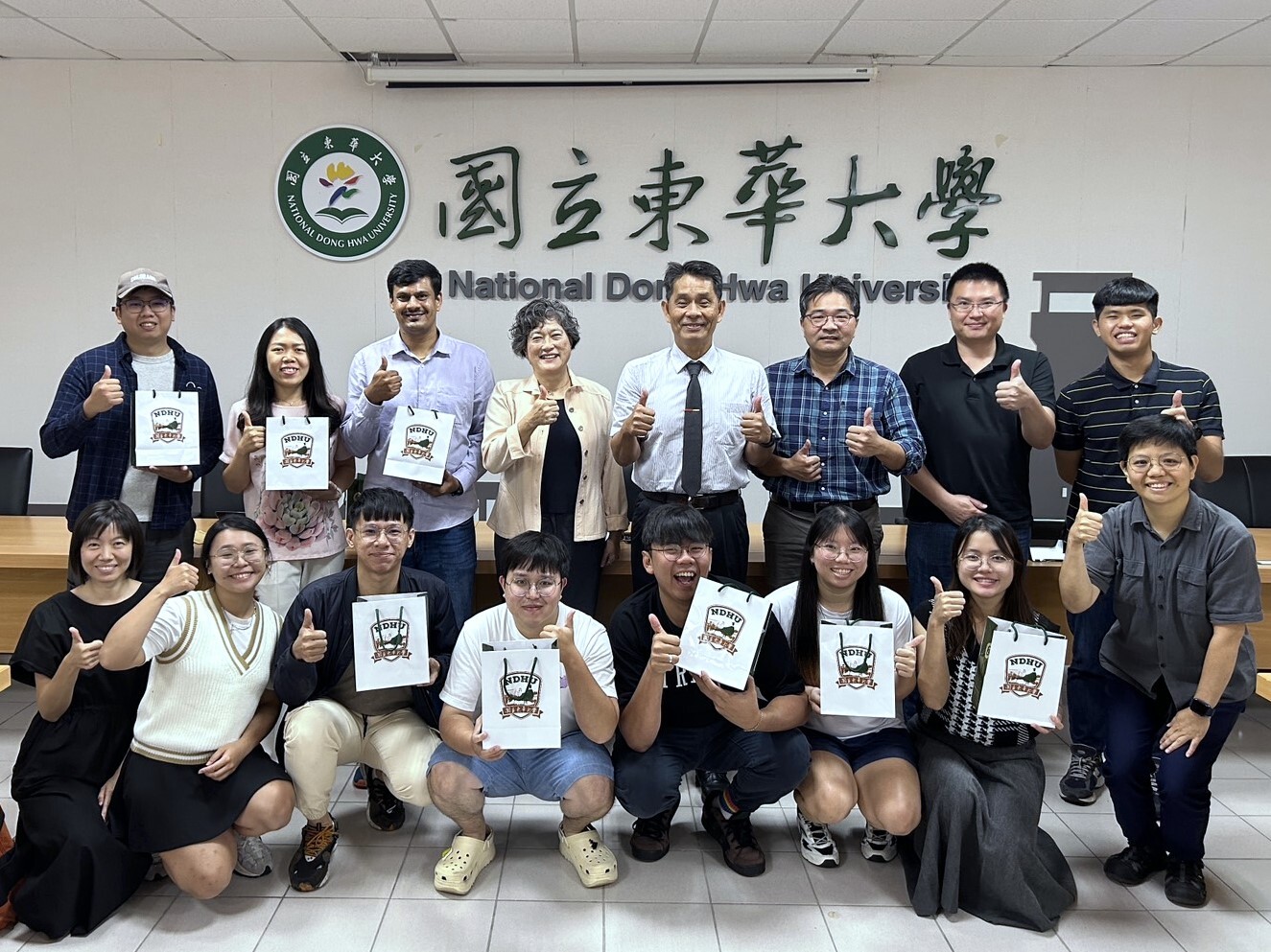 東華大學代表共同與校友合影留念,校友手持紀念品,紀錄這溫馨又難忘的時刻