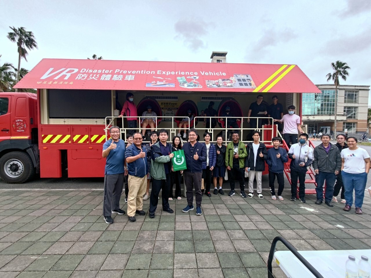 東華大學校園(防護團)防災虛擬(VR)體驗,學務長致贈紀念品予消防局感謝協助辦理