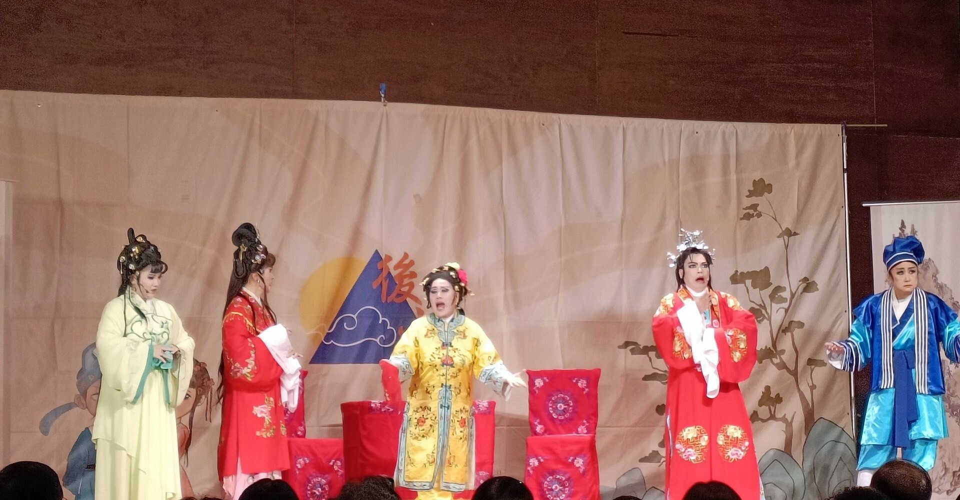 三人五目歌仔戲劇照:劇中媒婆正在調和男女主的感情