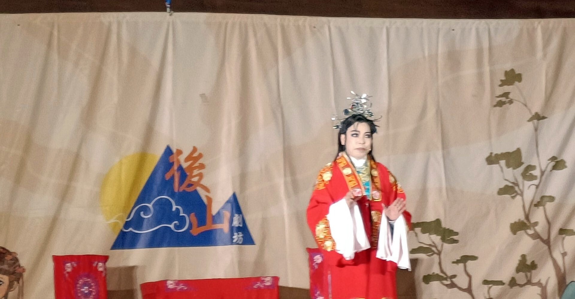 三人五目歌仔戲劇照:劇團人員解說唱戲動作