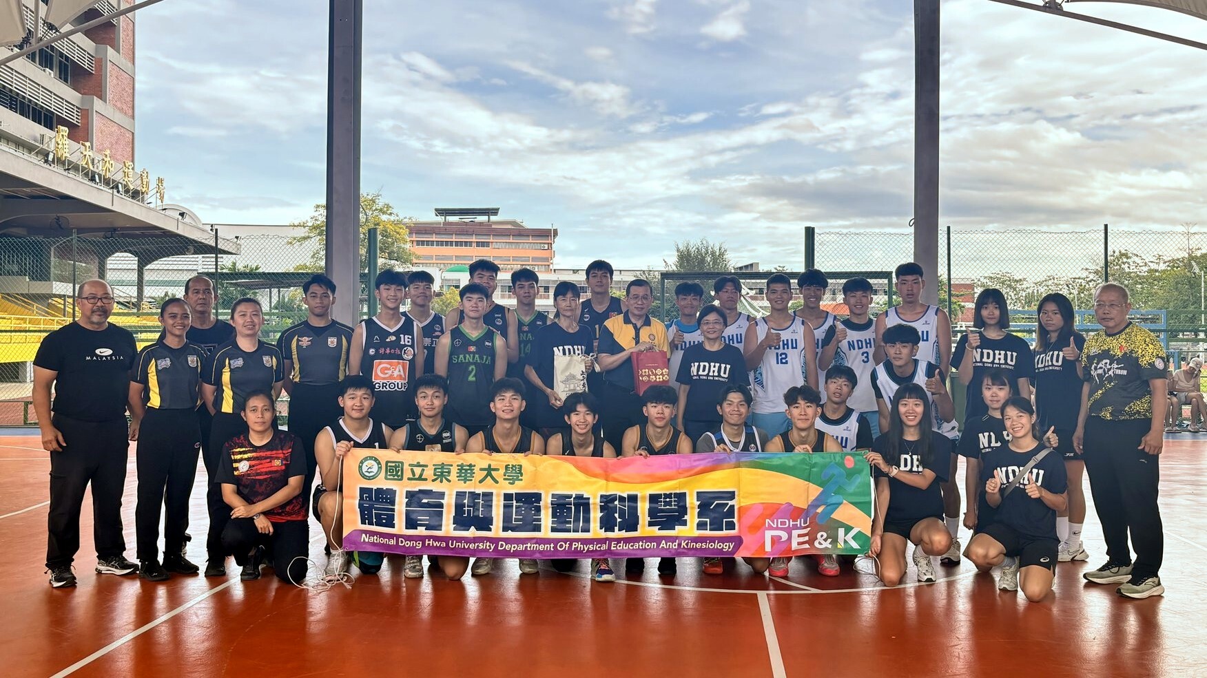 亞庇崇正中學鄭展興校長與全體球員合照