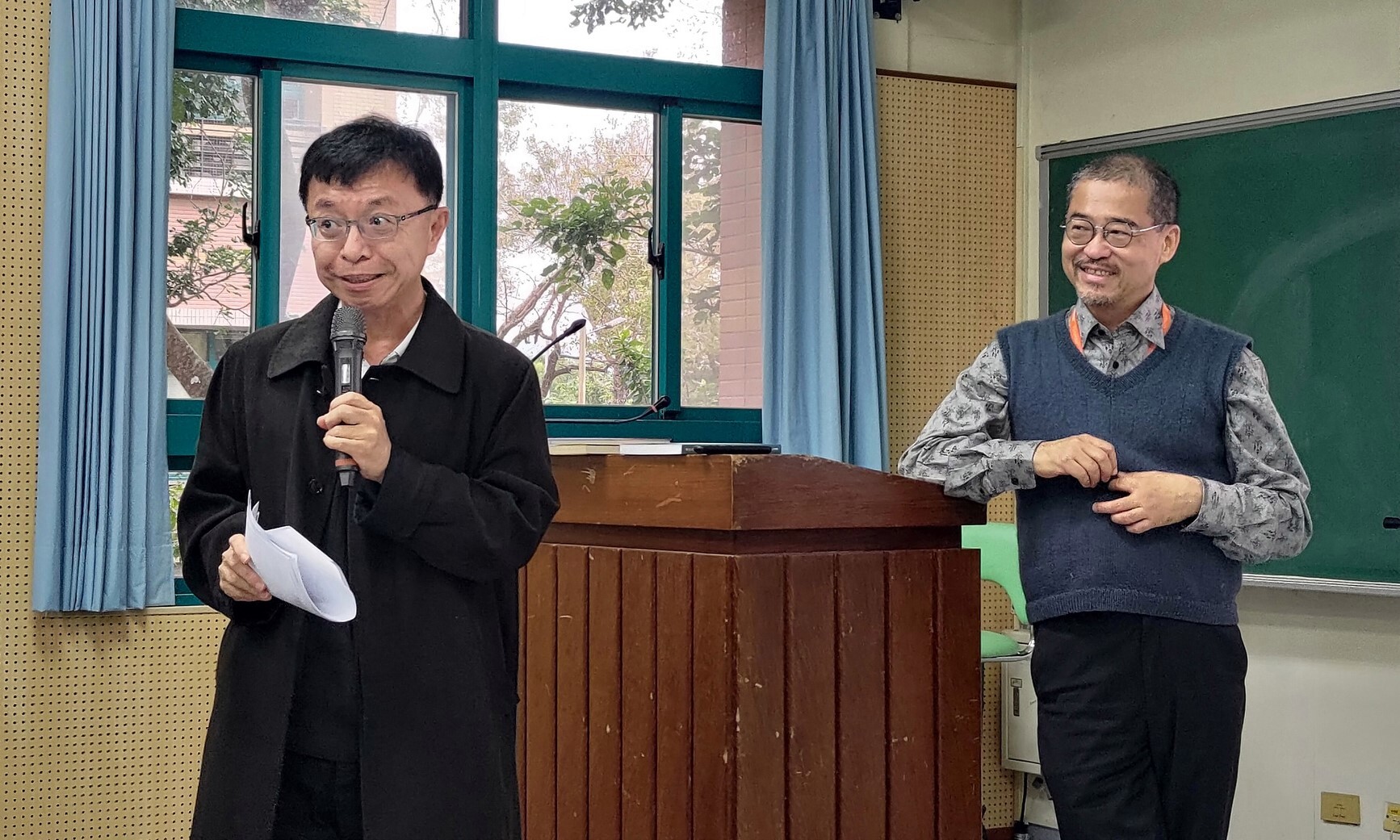 11月29日陳克華老師講座剪影,吳冠宏院長(左)與陳克華老師(右)於現場QA互動